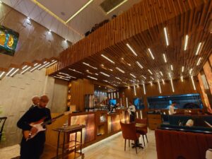 Intérieur raffiné de l'Amsterdam Luxury Restaurant, situé à l'Avenue Larache Hay Al Mohammadi. Des tables élégantes, un éclairage subtil et une variété de délices internationaux créent une expérience culinaire inoubliable.