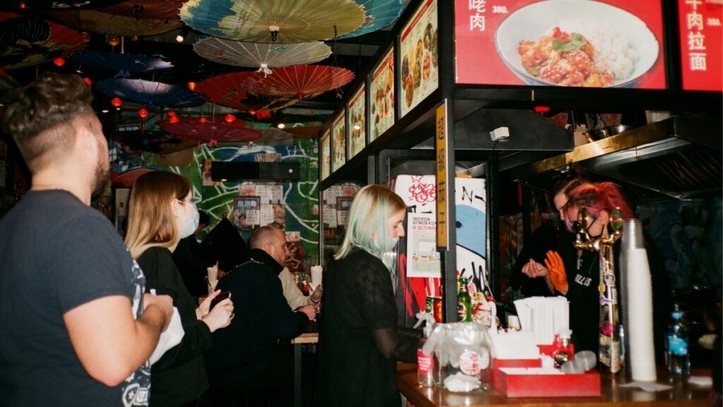  Une file d'attente devant un restaurant, illustrant l'une des limites des réservations traditionnelles.