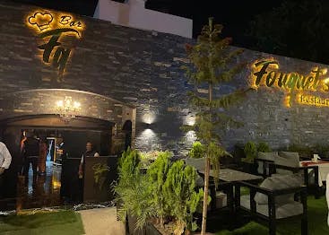 Vue extérieure du Fouquet’s Restaurant Bar sur le Boulevard du 20 Août à Agadir. Une façade élégante accueille les visiteurs avec une fusion subtile de styles marocains et méditerranéens.