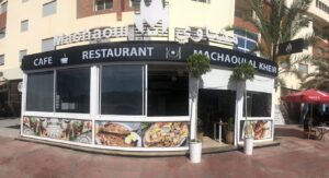 Machaoui El Kheir, Agadir ; Vue extérieure du restaurant ; Postes de grillade en activité ; Ambiance vibrante ; Destination prisée des amateurs de grillades.