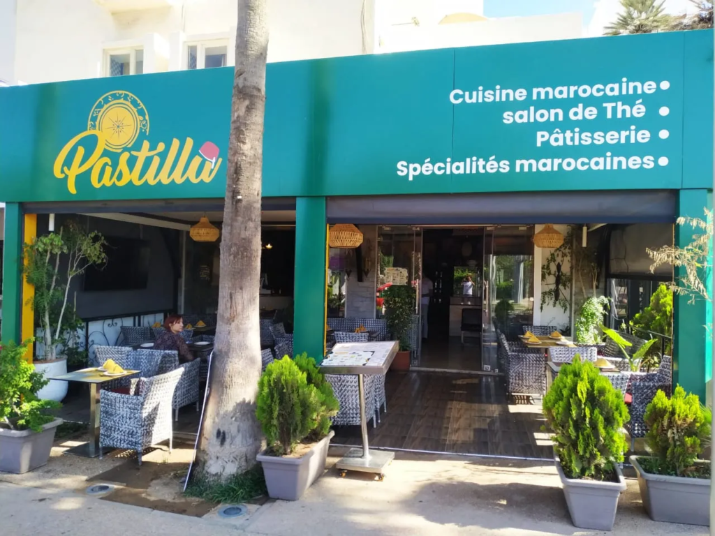 Découvrez La Pastilla, un incontournable de la cuisine marocaine au Complexe Tagadirt, boulevard 20 août. Plongez dans les saveurs exquises des tajines, couscous et pastillas. Réservez dès maintenant via l'application venez.ma.