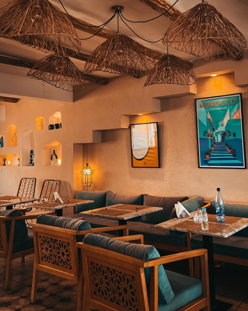 Saykouk Rooftop, situé au cœur du Centre Talborjt, fusionne l'élégance moderne avec une cuisine marocaine et méditerranéenne. L'image montre l'intérieur du restaurant 