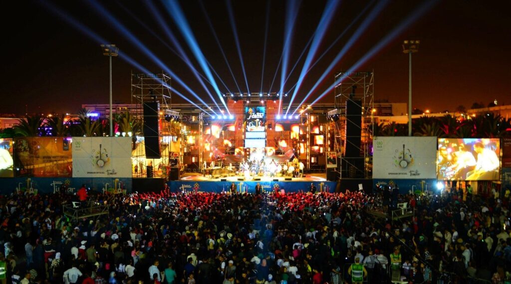 Festival Timitar - une foule animée profite de la musique et de la culture berbère