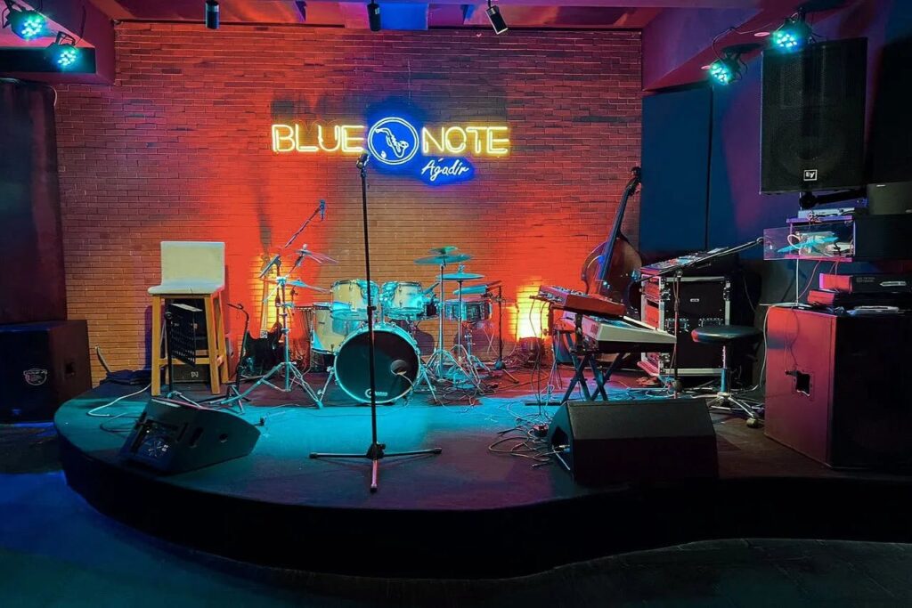 Spectacle live au Blue Note à Agadir, atmosphère vibrante et musique entraînante.